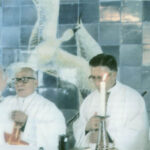 7. 1 Mons. José Gonzalez, Card. Pablo Muñoz Vega, MOns. Gabriel Diaz C y Padre Dávila. Bendición Capilla en Baños 5 dic 1981